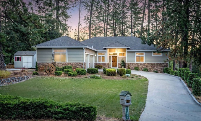 Cedar Ridge Casa | Cozy Sierra foothills home with 3Bedrooms, 2full baths with outdoor deck dinning