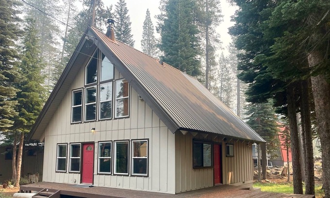 Pla-Vada Woodlands Cabina | Cozy Ski Chalet in Soda Springs - wood stove, dog friendly, great for families