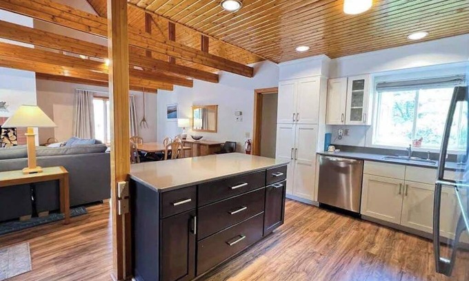 Waitsfield Cabina | Cozy Ski Condo in heart of Mad River Valley, Vermont - One Week ONLY!