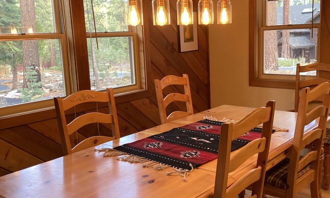 Truckee Cabina | Cozy ski home, close to Northstar Village. Free shuttle!