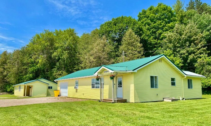 Honor Casa | Cozy Sleeping Bear Dunes Cabin 1