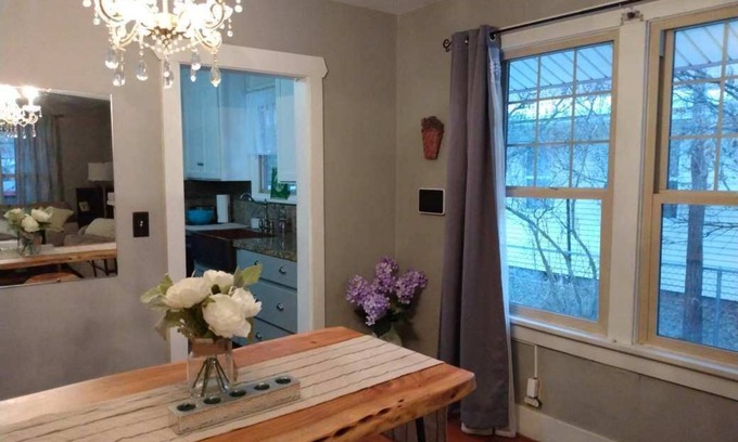 Brownstown Casa | Cozy "Sloth" Cottage by Yakima College, 5 mins to Memorial Hospital.