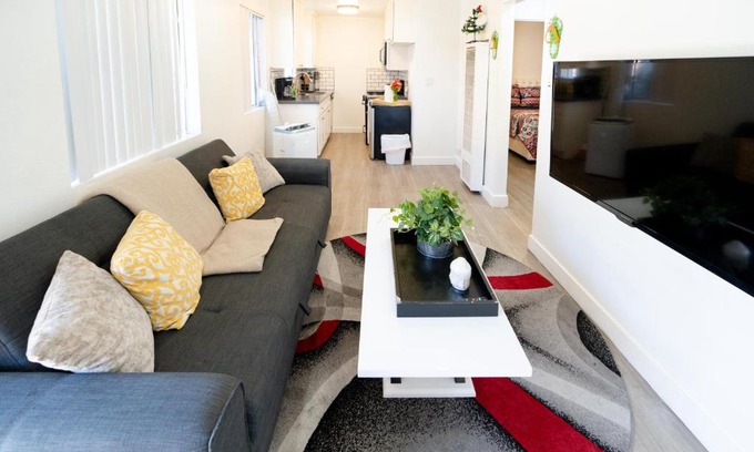 Wilshire Apartamento | cozy small 2 bedroom in Koreatown/Hollywood