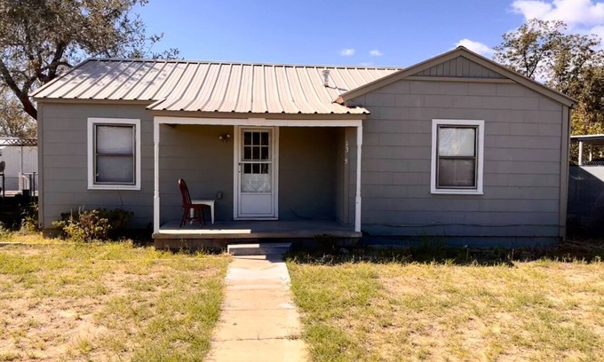 Monahans Casa | Cozy Small Family Home