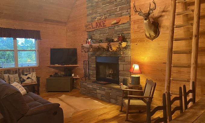 Double Springs Casa | Cozy Smith Lake Cabin with Flat Lot in Double Springs/Bankhead- Pet Friendly
