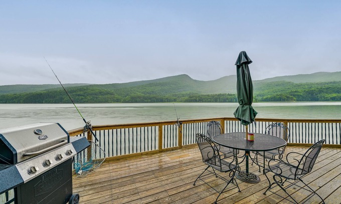 Washington County Cabina | Cozy South Bay Cabin w/ Lake & Mountain Views