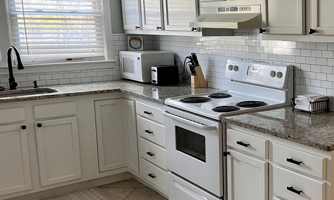 Windsor Forest Casa | Cozy Southside Savannah 3 Bed room 2 Bath home - 15 Minutes to downtown Savannah