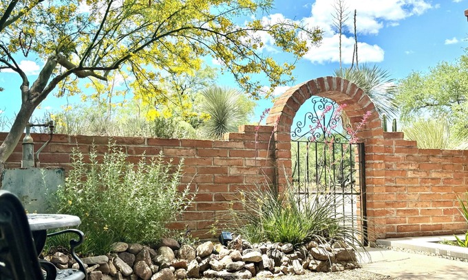 Tubac Casa | Cozy Southwest Custom Burnt-Adobe Brick Hacienda 3 bd 2 ba in Tubac with pool
