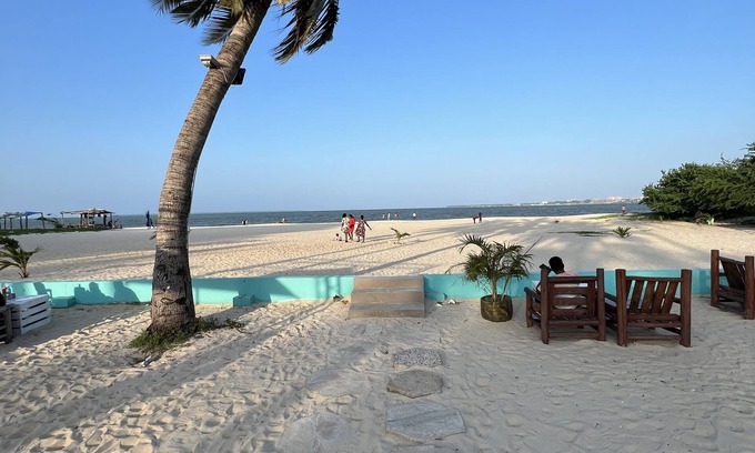 Msasani Apartamento | Cozy & Spacious 3BR Near Beach | Pool & Gym