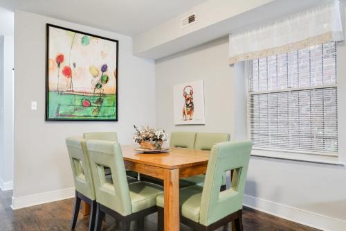 Richmond Casa | Cozy spacious family home near Carytown fully fenced