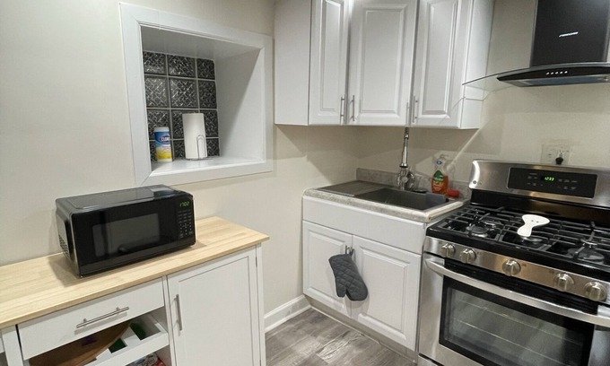 West Englewood Apartamento | Cozy Spacious Garden Unit