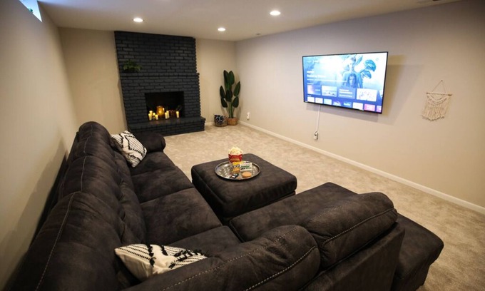Golden Valley Casa | Cozy Spacious Home Near DT, Ski, Sled & Skate Parks