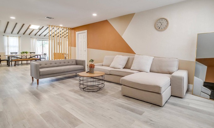 Farmers Branch Casa | Cozy Spacious Modern House near DFW Airport I 4B2B