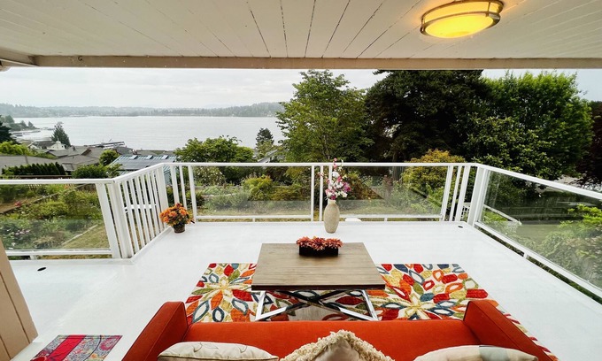 Lake Forest Park Apartamento | Cozy & Spacious 2B1B w/Lake Wash and MtBaker View