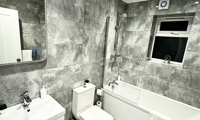 Ashford Apartamento | Cozy Stay Near Heathrow Airport with EV Charger