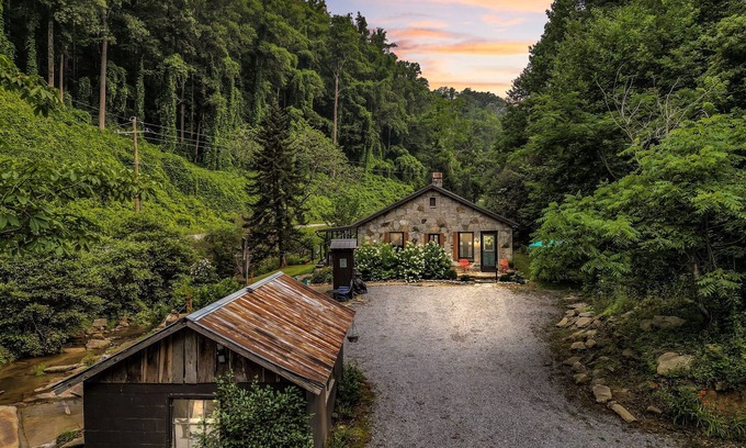 Skyland Cabaña | Cozy stone Cottage on Rushing creek porch, soaking tub, & fire-pit pet friendly