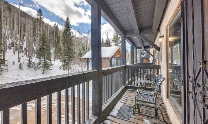 Taos Ski Valley Apartamento | Cozy Streamside Studio - 2 Mi to Taos Ski Resort!