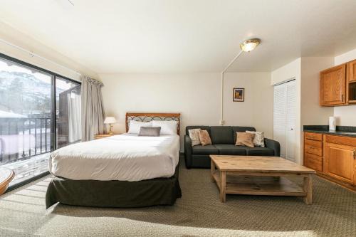 Truckee Casa | Cozy Studio #226 at Donner Lake Village
