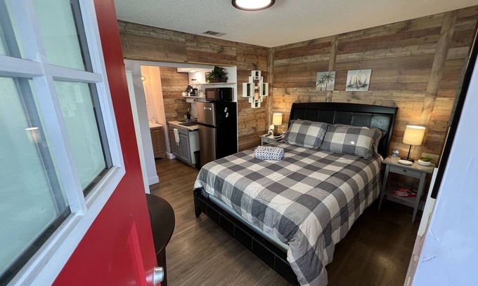 Orlando Apartamento | Cozy Studio Apartment, free parking, close to airport.