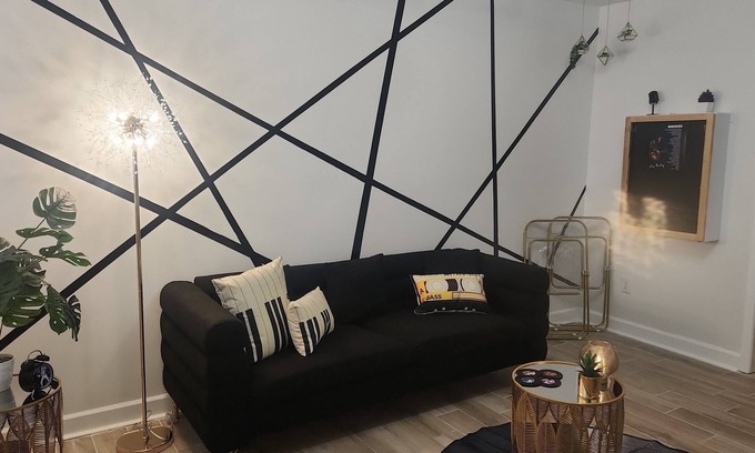 University District Apartamento | Cozy studio apartment in charming Memphis with AC, WiFi Elvis Design