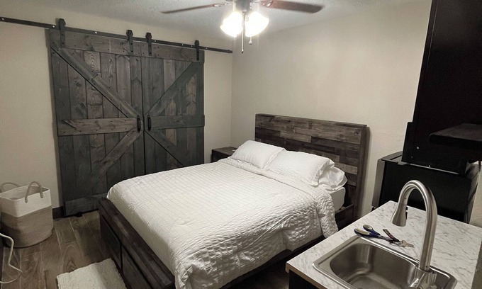 Hialeah Apartamento | Cozy studio apartment with private entrance and patio near MIA intl. airport