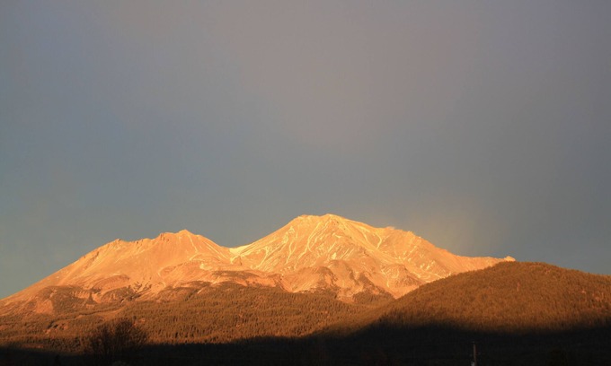 Mount Shasta Apartamento | Nuevo estudio acogedor, hermoso por dentro y por fuera, cama queen size, bañera de hidromasaje, cocina completa