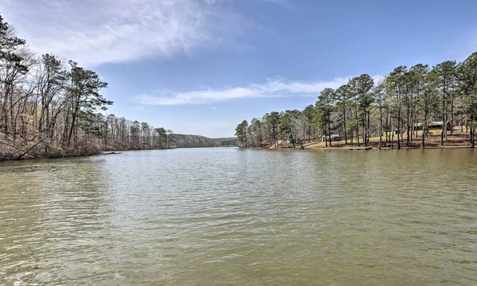 Tallassee Apartamento | Cozy Studio Cabin in Tallassee w/ Water View!