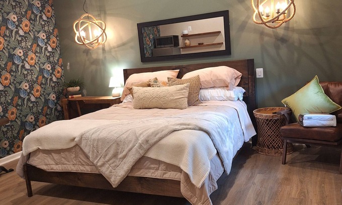 Front Royal Apartamento | Cozy studio close to Skyline Drive, Hiking, and Main Street.