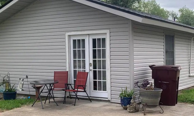 Prien Apartamento | Cozy studio cottage in enchanting Lake Charles with AC, WiFi.
