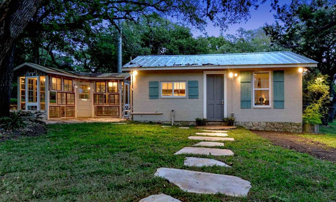 Grey Forest Cabaña | Cosy Studio Cottage - Cerca de Floores Country Store, SeaWorld y Fiesta Texas