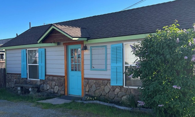 Central Point Cabaña | Cozy Studio downtown. Walk to choices of restaurants, stores or parks