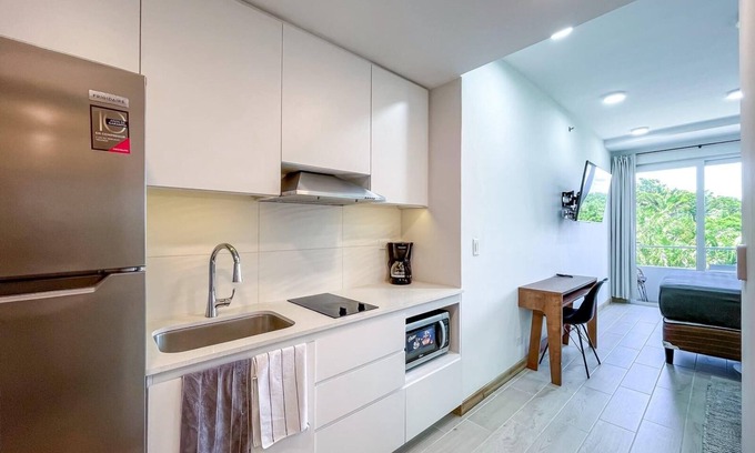 Crawfish Rock Condominio | Cozy studio in Roatan's Tallest Tower