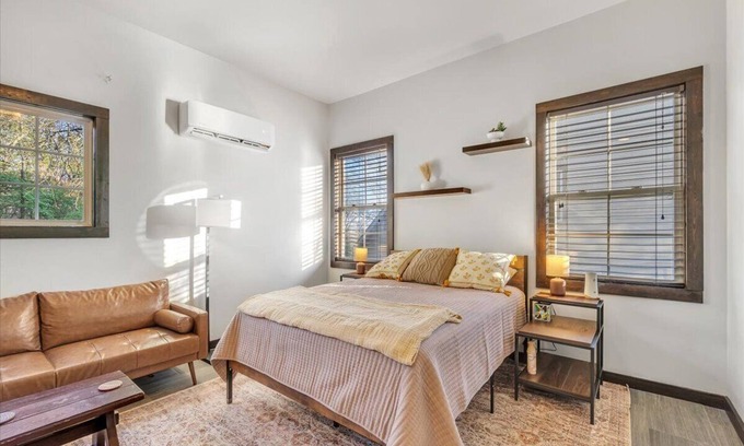 Fayetteville Apartamento | Cozy studio located STEPS from the UofA campus and nestled in secluded woods!