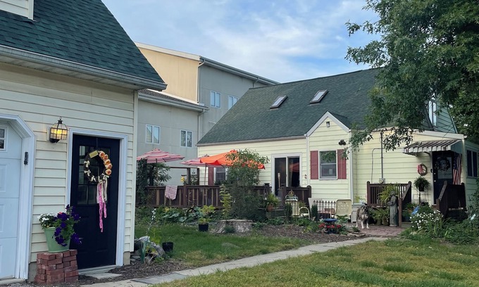 Bunker Hill Apartamento | Cozy studio located in small town America, Bunker Hill, IL.