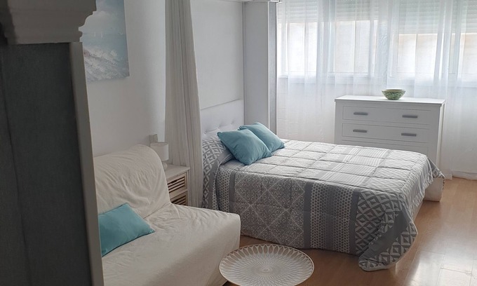 Torre del Mar Apartamento | Acogedor estudio cerca de la playa con piscina.