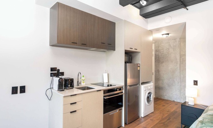 Petone Apartamento | Cozy Studio - Private Balcony, Bath and Tub