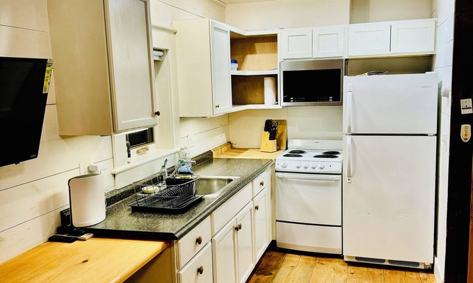 Poultney Apartamento | Cozy Studio Retreat in Poultney, VT Ideal for Remote Work or a Serene Getaway