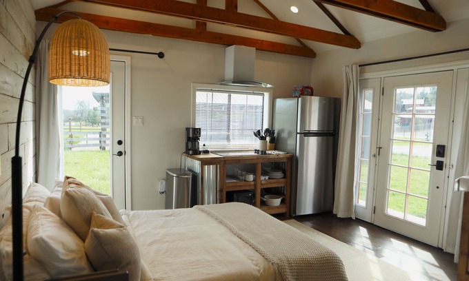 Jayhawk Apartamento | Cozy Studio Retreat: Romance & Serenity Await