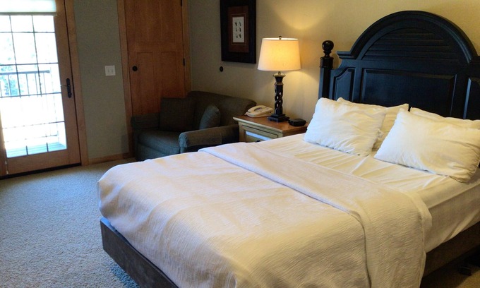 Three Lakes Apartamento | Cozy Studio w/ Queen Bed & Twin Sleeper – Northernaire Resort, Three Lakes WI