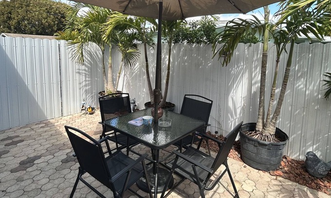 Greenacres Apartamento | Cozy Studio with Kitchen, 10 mins from PB Airport