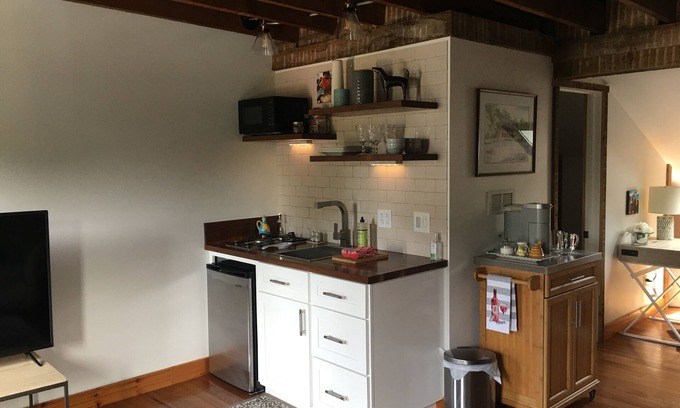 South Main Street Apartamento | Cozy studio with AC and WiFi in Historic Geneva, NY.