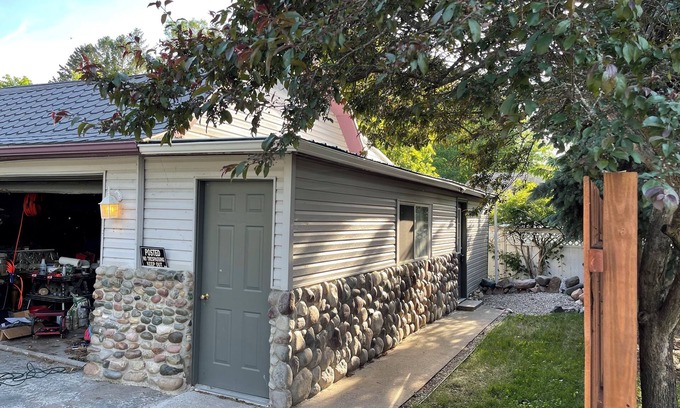Oscoda Apartamento | Cozy studio with AC and WiFi. Central for tourist sites in Oscoda. family of 4.