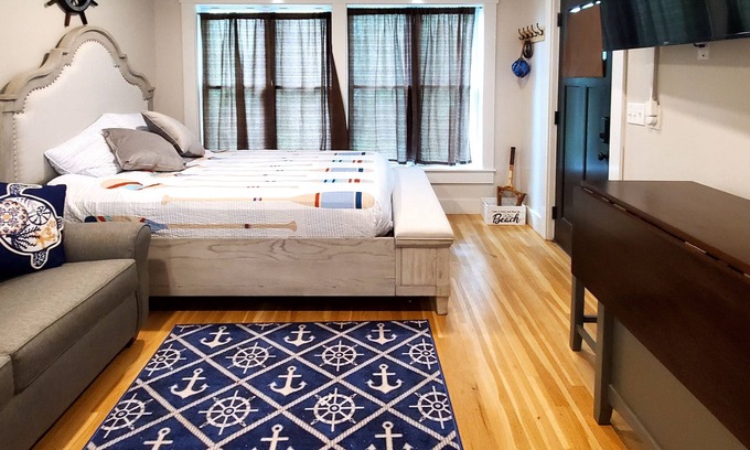East Chop Apartamento | Cozy studio with free WiFi, private deck & kitchenette - walk to downtown