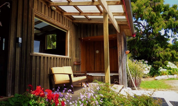 Punakaiki Cabaña | Acogedor estudio con bañera exterior.