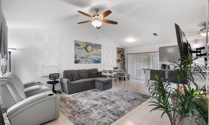 Warm Mineral Springs Casa | Cozy & Stylish 1BD Getaway steps to Warm Mineral Springs
