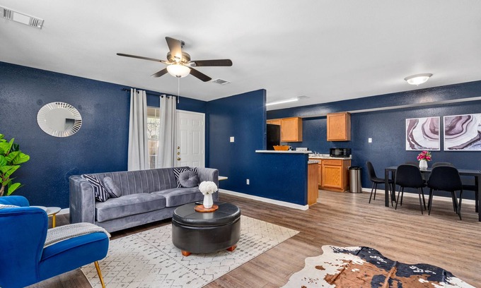 Cypress Apartamento | Cozy&Stylish 3BR/2BA Retreat-Pet-Friendly, Parking, In-Unit Washer/Dryer
