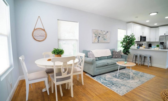 East Tampa Casa | Cozy Stylish Chic Home Ybor, DT Central Location