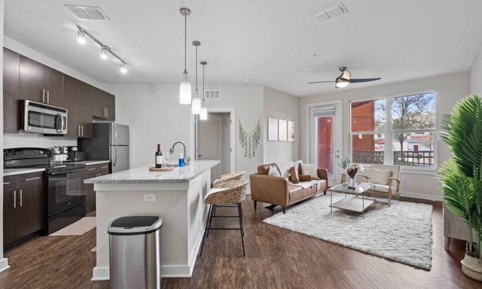North Hyde Park Apartamento | Cozy/ Stylish Downtown APT/ Pool,gym, FREE Parking