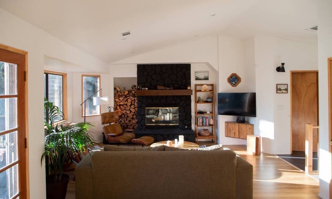 Cedarpines Park Casa | Cozy & Stylish Modern Mountain Retreat. Dog Friendly! Close to Trails & Lake.