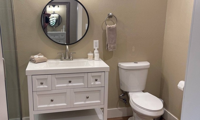 Bandera Apartamento | Cozy Suite in New Duplex located in Downtown Bandera